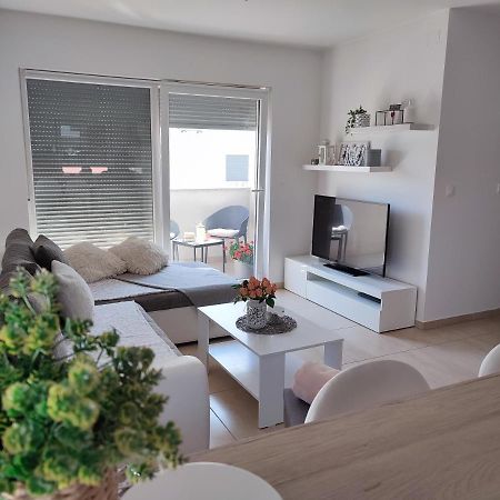 Nina Apartment พูลา ภายนอก รูปภาพ