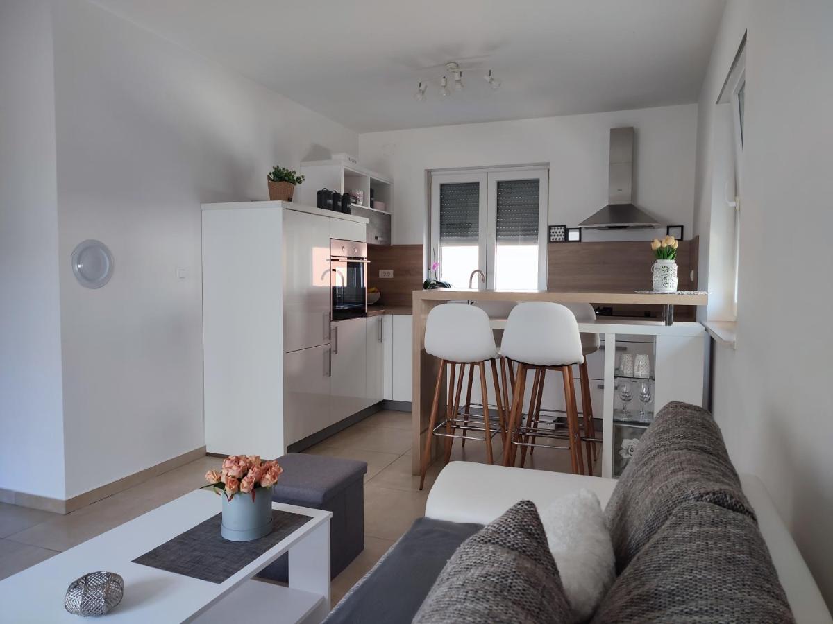 Nina Apartment พูลา ภายนอก รูปภาพ